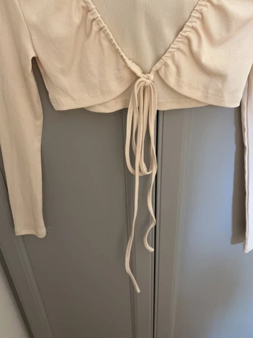 Women’s size xsmall cream colored cropped long sleeve top that ties - Picture 5 of 5